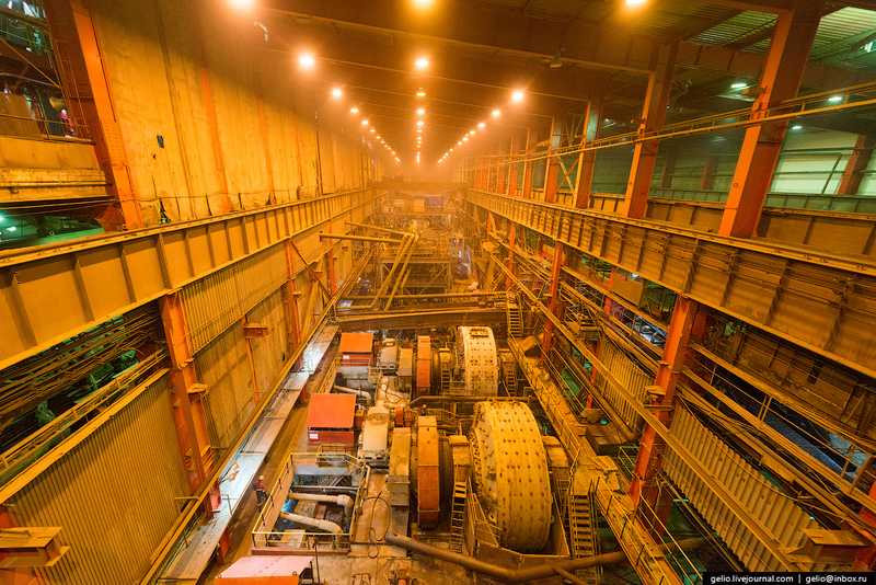 Illustration for article titled The Nearly Mile-Wide Diamond Mine That Helped Build the Soviet Union